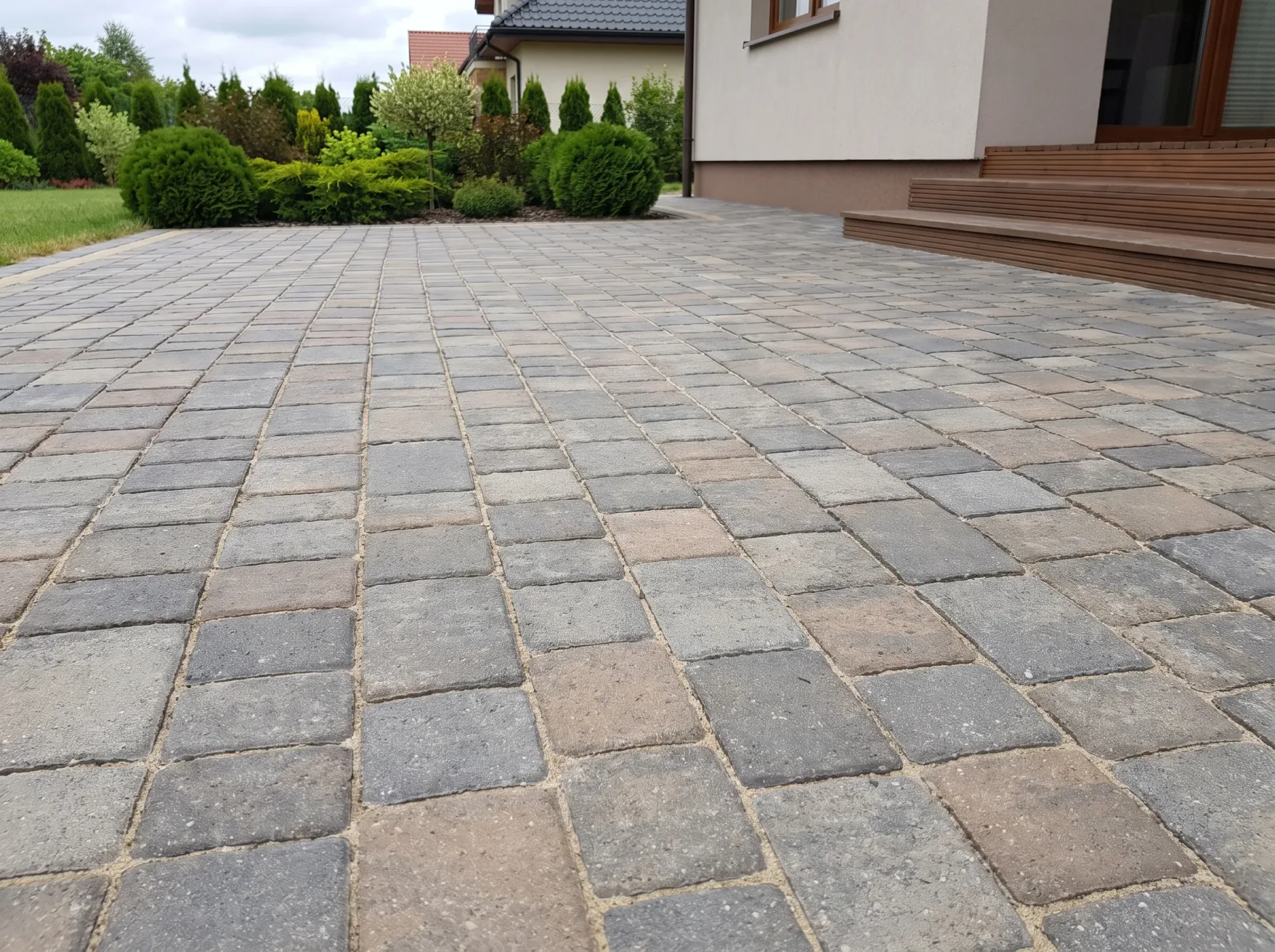 Czysta kostka brukowa wielobarwna w geometrycznym wzorze po myciu na terenie domu